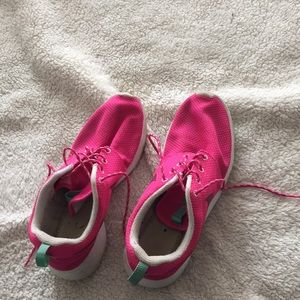 Hot pink Nike Roshé runs